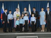 Владимир Путин вручил многодетной семье из Свердловской области орден "Родительская слава"
