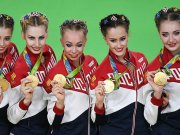 Гимнастка Анастасия Татарева (вторая справа) привезет олимпийское золото в родной Екатеринбург