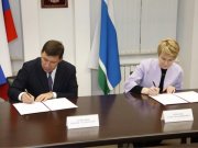 Евгений Куйвашев и Елена Шмелева подписывают соглашение о сотрудничестве