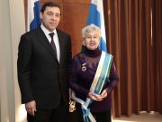 Евгений Куйвашев лично поздравил Людмилу Лядову с присвоением звания «Почетный гражданин Свердловской области».