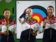 Ксения Перова из Лесного (в центре)  - серебряная медалистка Олимпиады в командном зачете по стрельбе из лука