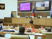 губернатор Евгений Куйвашев выступает перед депутатами Законодательного Собрания Свердловской области 