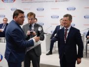 Губернатор Свердловской области Евгений Куйвашев получает приз из рук зампреда Правительства РФ Дмитрия Козака
