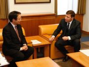 Чрезвычайный и Полномочный посол Японии в Российской Федерации Тоёхиса Кодзуки(слева) и Губернатор Свердловской области Евгений Куйвашев