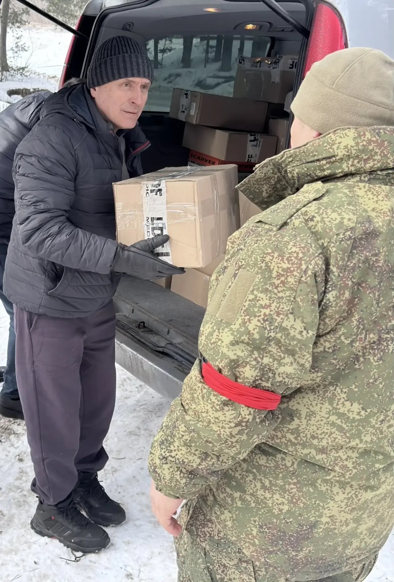 Урал снова рядом с фронтом: Сотрудники Представительства Губернатора передали бойцам тепло родного дома и уверенность в Победе 4