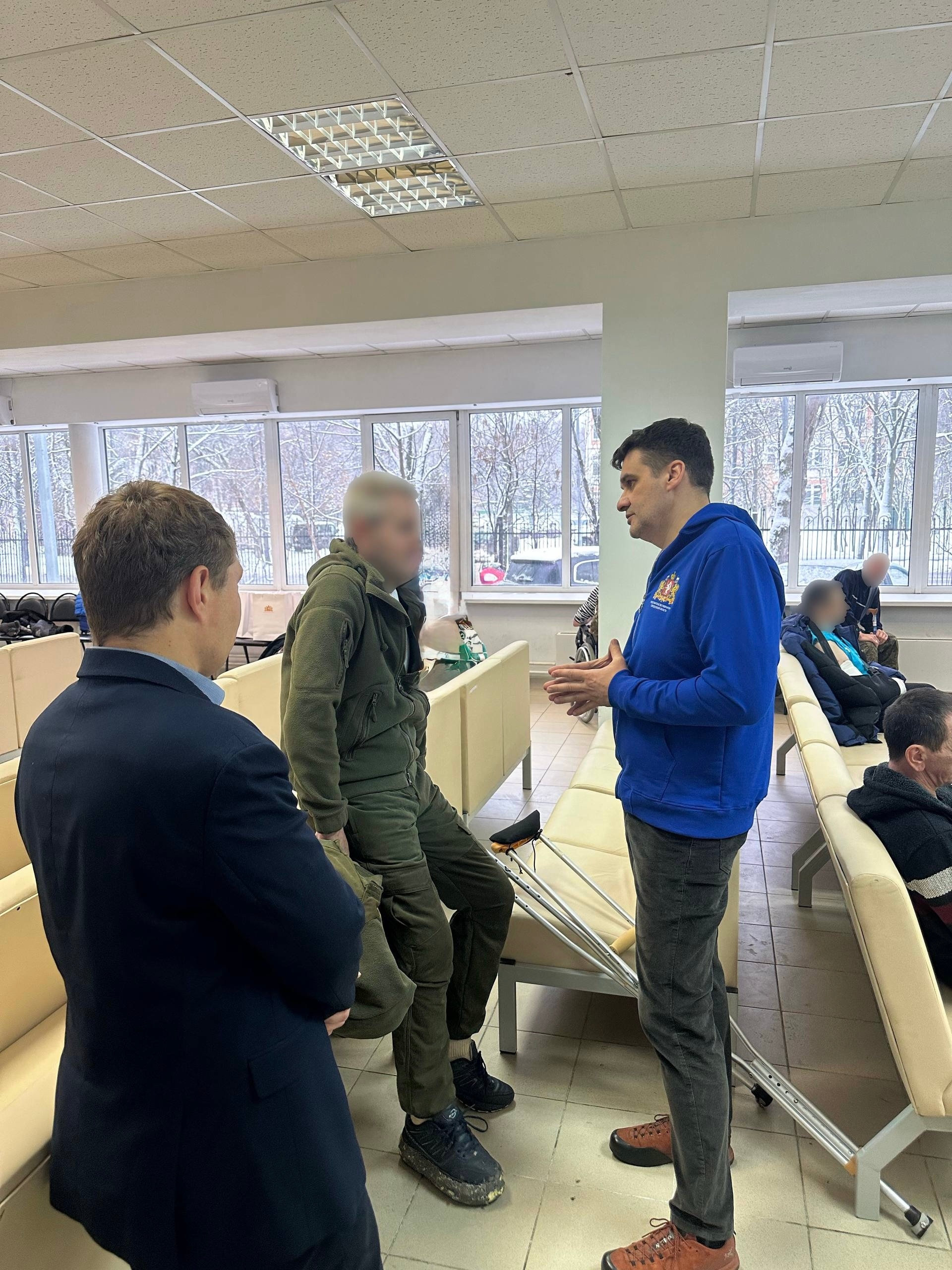 С теплом Урала и новогодними поздравлениями: уральцев навестили в московском госпитале 7