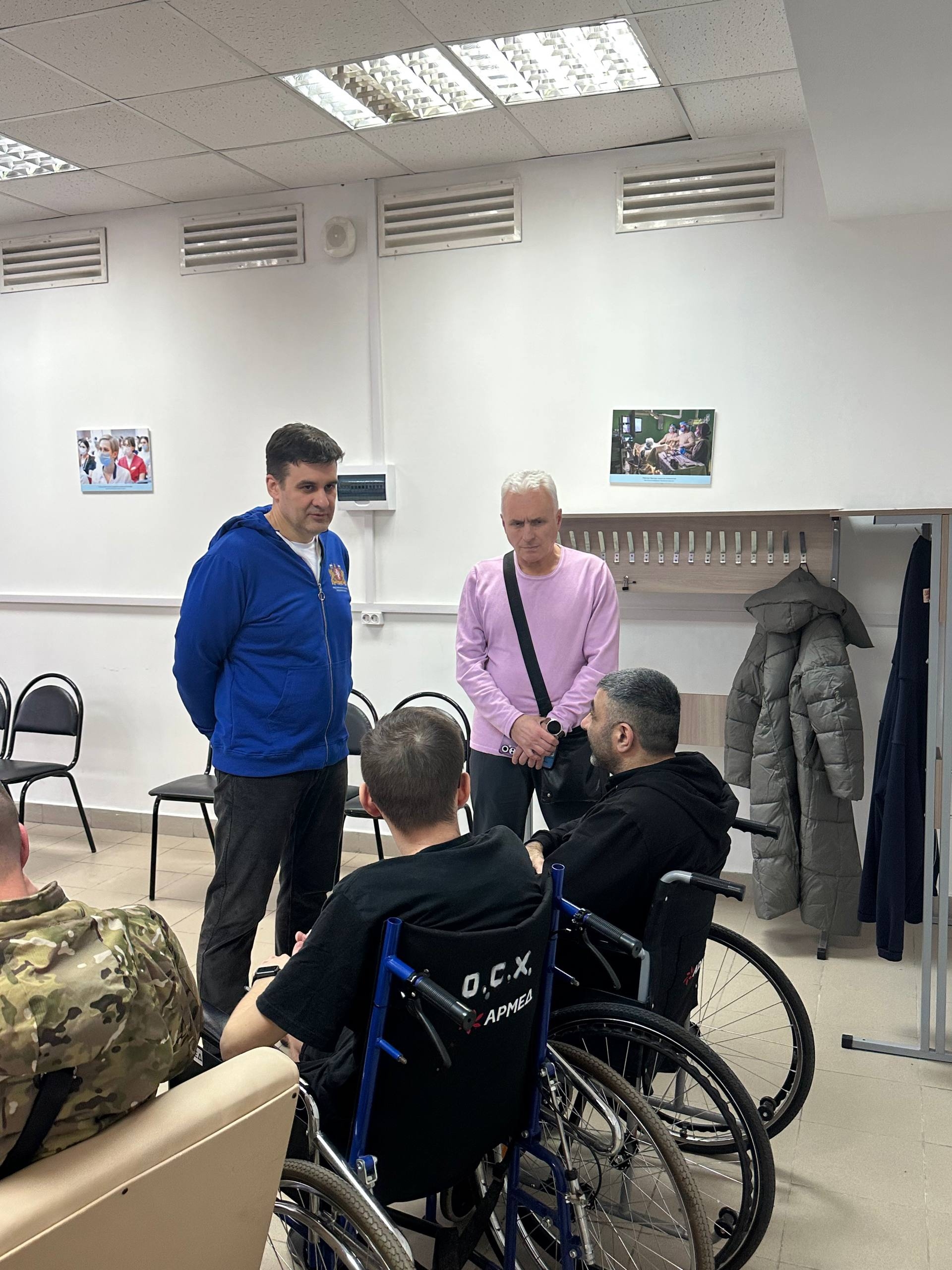 С теплом Урала и новогодними поздравлениями: уральцев навестили в московском госпитале 6