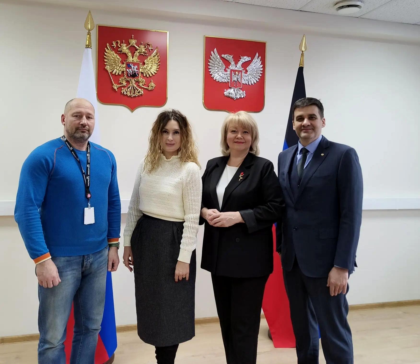 Представительство Губернатора Свердловской области передало новогодние подарки детям Донбасса 1