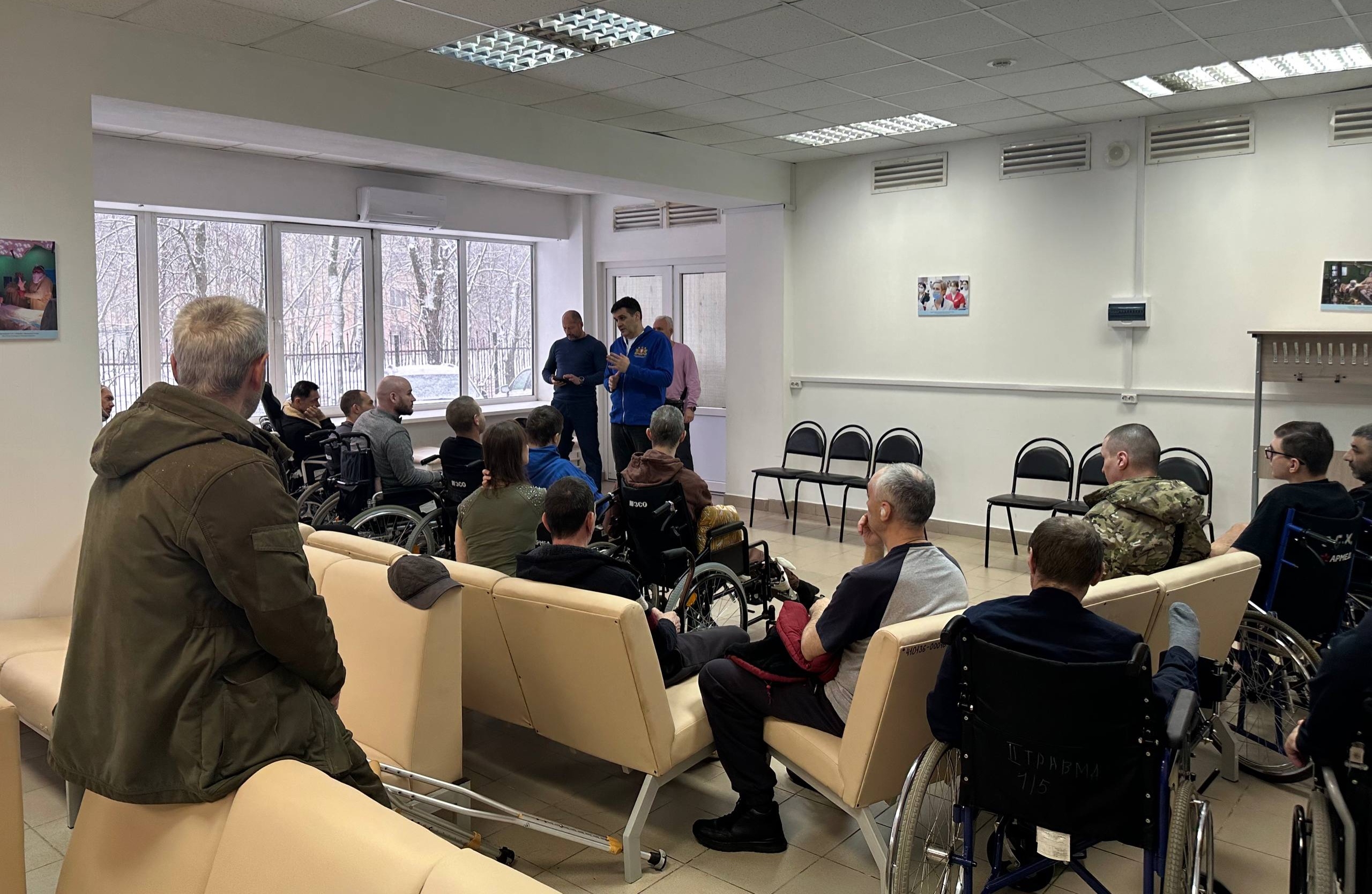 С теплом Урала и новогодними поздравлениями: уральцев навестили в московском госпитале 3