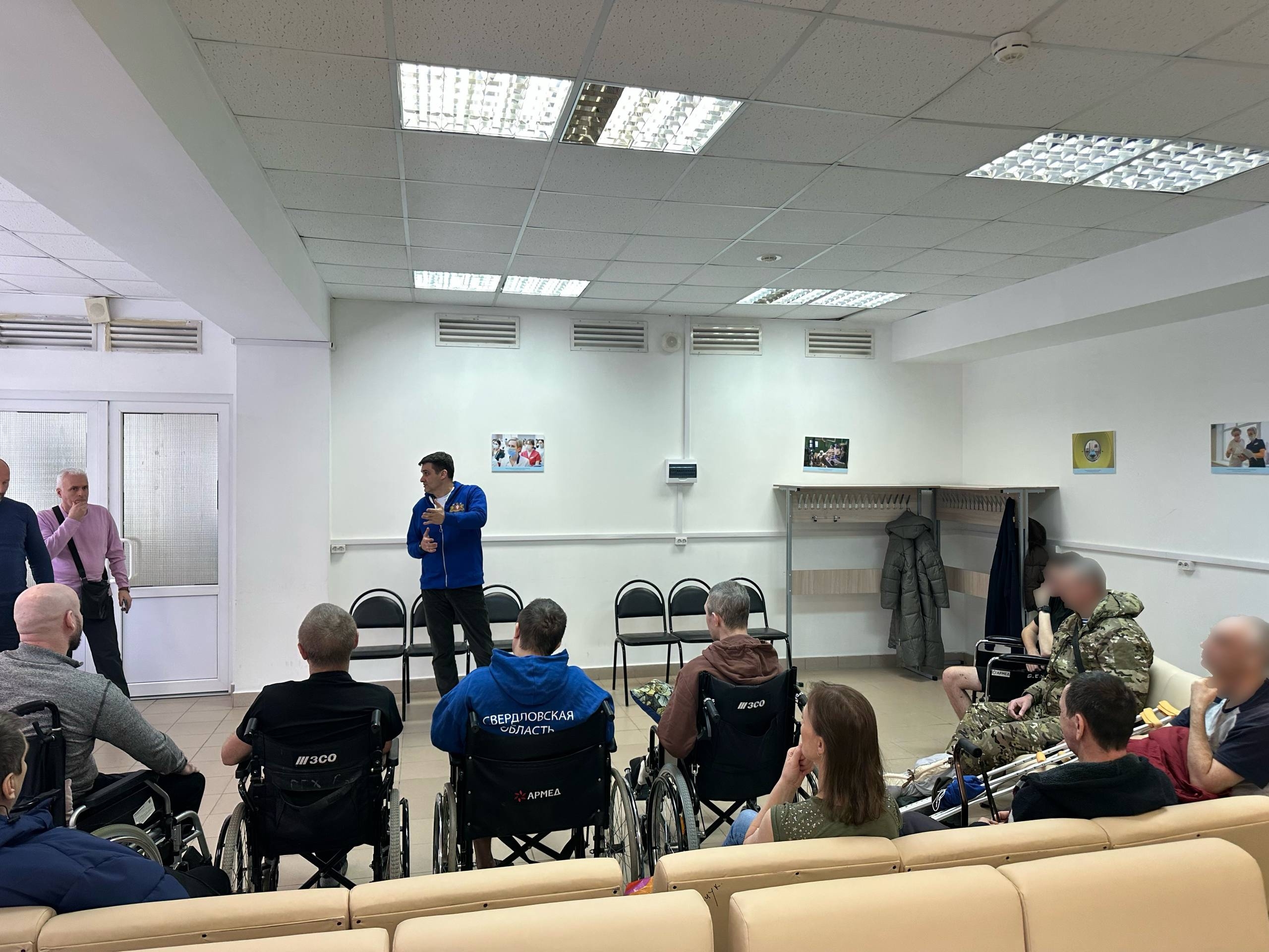 С теплом Урала и новогодними поздравлениями: уральцев навестили в московском госпитале 2