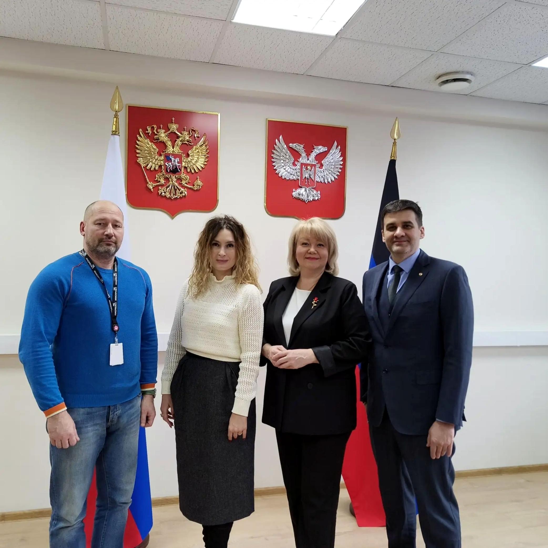 Представительство Губернатора Свердловской области передало новогодние подарки детям Донбасса