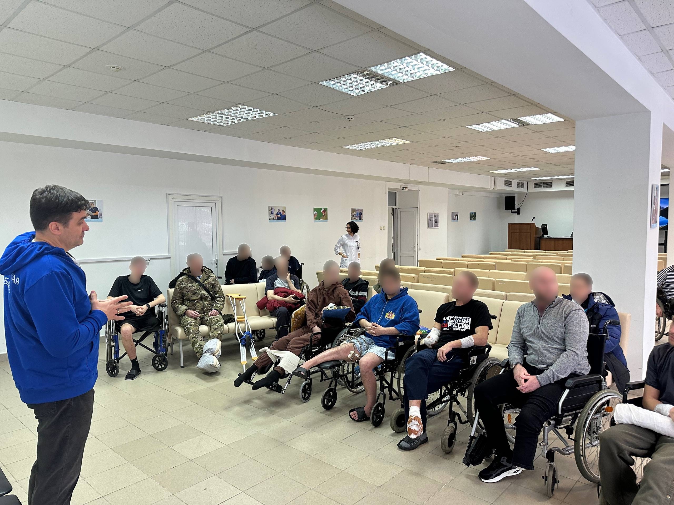 С теплом Урала и новогодними поздравлениями: уральцев навестили в московском госпитале