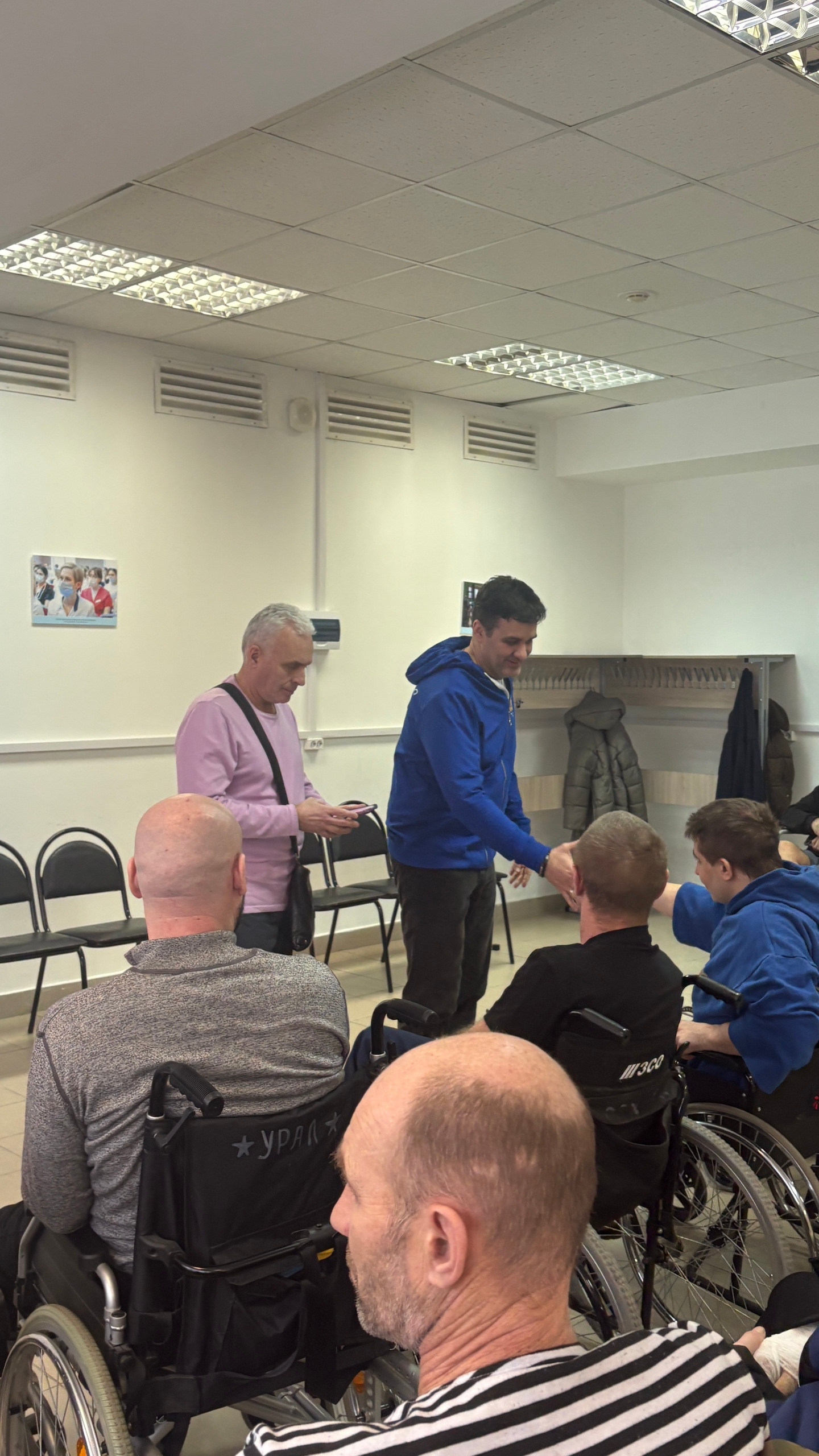 С теплом Урала и новогодними поздравлениями: уральцев навестили в московском госпитале 5