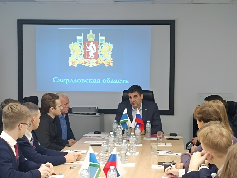 Диалог “без галстуков”: Встреча, которая объединяет. Андрей Цыкун провёл открытый диалог со студентами-уральцами Президентской академии, обучающимися в Москве