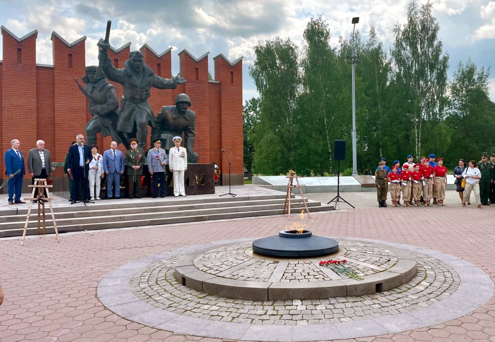 Память, сквозь которую живёт Родина: Постпред Губернатора принял участие в митинге-реквиеме у Мемориала воинам-сибирякам в Подмосковье